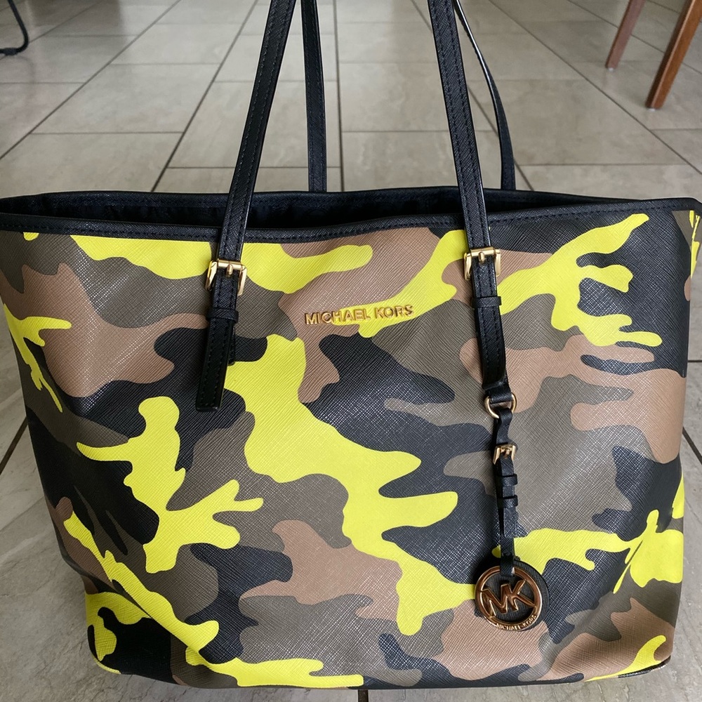 Micheal Kors Tote Bag in Neon Green Camouf…